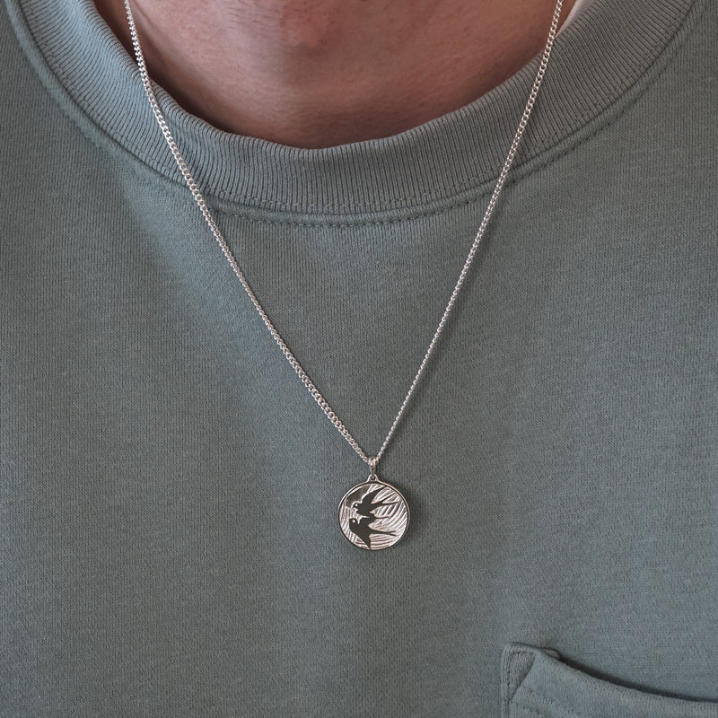 Handgefertigter Peace Dove Anhänger aus 925 Silber mit feinem Glanzfinish, perfekt als stilvolles Accessoire oder Geschenk Sprezzi Fashion