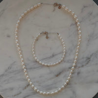 Perlenhalskette und Perlenarmband Set aus Suesswasserperlen elegantes Schmuckset fuer Sommer und Alltag Sprezzi Fashion