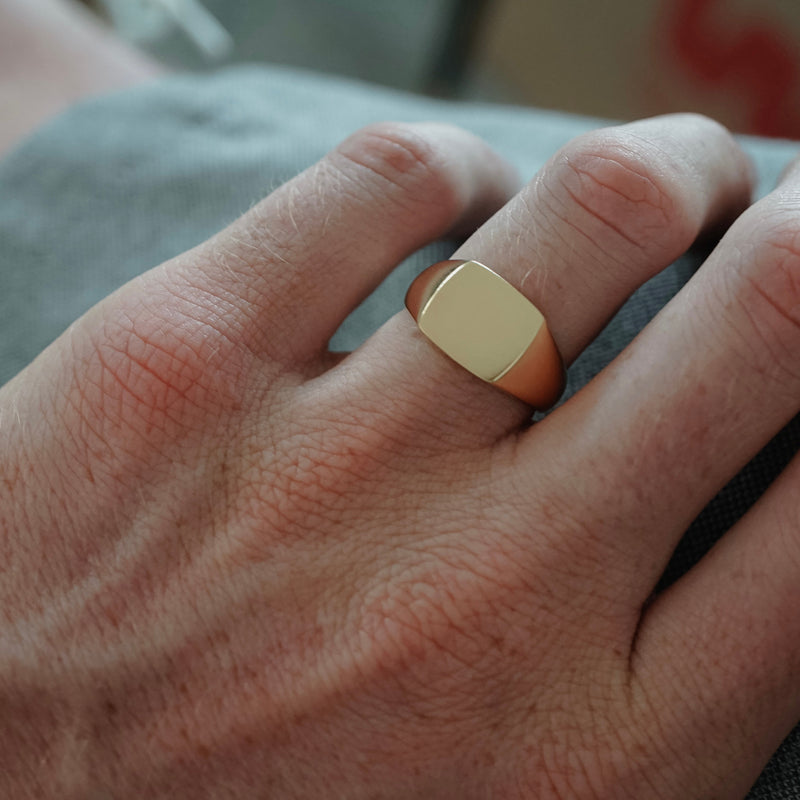 Handgefertigter goldener Ring mit matter Oberfläche Sprezzi Fashion