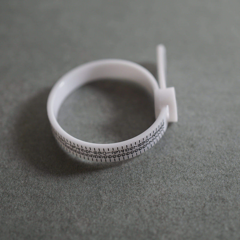 Weißes Ring Maßband kostenlos erhältlich um deine genaue Ringgröße einfach zu ermitteln Sprezzi Fashion