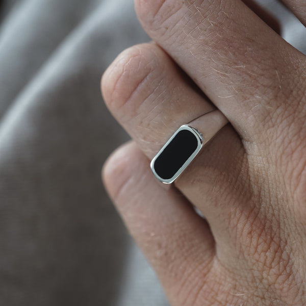 Moderner Herren Schmuckring aus 925 Sterling Silber mit Onyx Inlay und glänzender Oberfläche Sprezzi Fashion