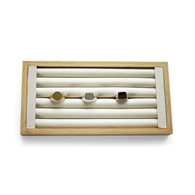 Handgefertigtes Holzdisplay für Ringe und Armbänder aus hochwertigem Naturholz mit glatter Oberfläche. Sprezzi Fashion