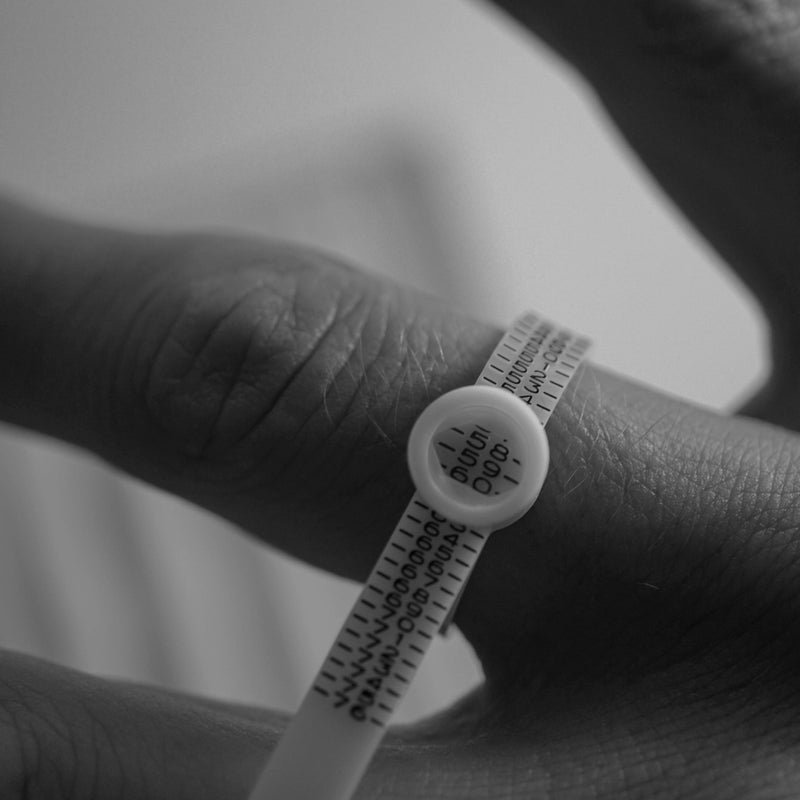 Kostenloser Ringgrößenmesser aus flexiblem Kunststoffband zum präzisen Bestimmen der Ringgröße Sprezzi Fashion