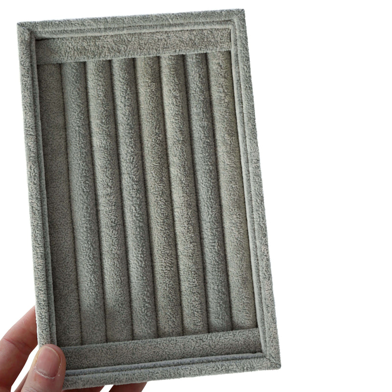 Eleganter grauer Samt Schmuckhalter für deine persönliche Schmuckkollektion schützt empfindliche Oberflächen Sprezzi Fashion