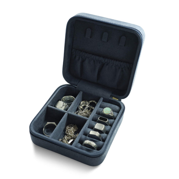 Kleine Schmuck Aufbewahrungsbox aus blauem Velours mit sanfter Textur und stabilem Reißverschluss. Sprezzi Fashion