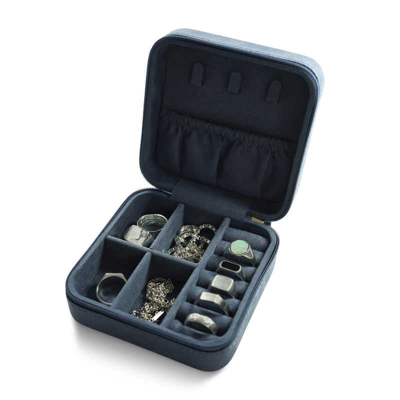 Kleine Schmuck Aufbewahrungsbox aus blauem Velours mit sanfter Textur und stabilem Reißverschluss. Sprezzi Fashion