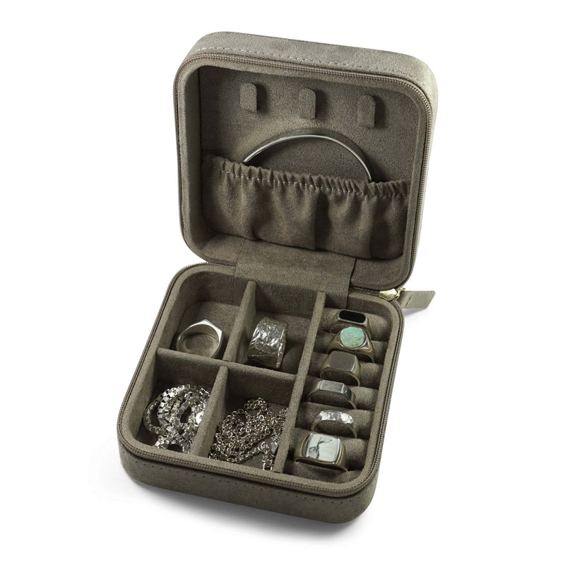 Schmuck Aufbewahrungsbox aus Velours in Taupe im praktischen Reiseformat mit Reißverschluss. Sprezzi Fashion