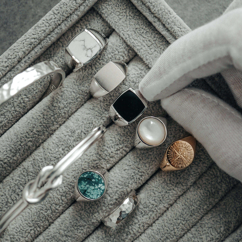 Stilvoller Schmuck Organizer aus grauem Velvet mit Platz für mehrere Ringe und Armbänder perfekt für stilvolle Präsentation Sprezzi Fashion