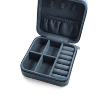 Elegante Schmuck Reisebox aus Velours in Blau, quadratisch und perfekt zur Schmuckaufbewahrung auf Reisen. Sprezzi Fashion