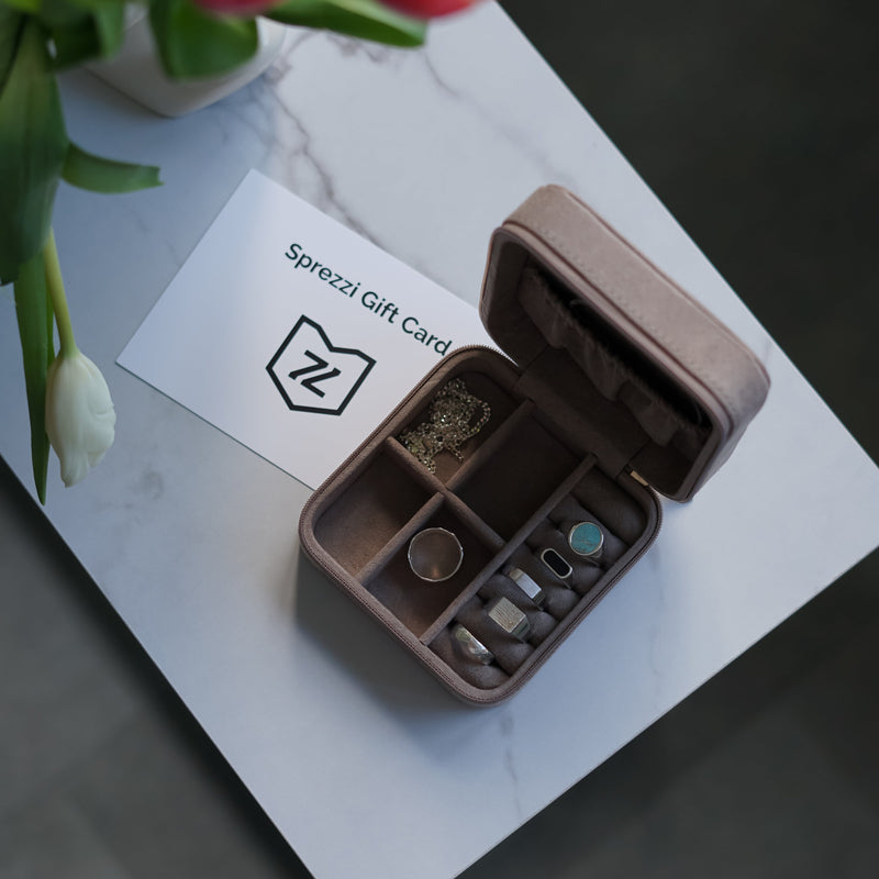 Taupefarbene Schmuckbox aus Velours mit integriertem Spiegel – elegant und funktional. Sprezzi Fashion