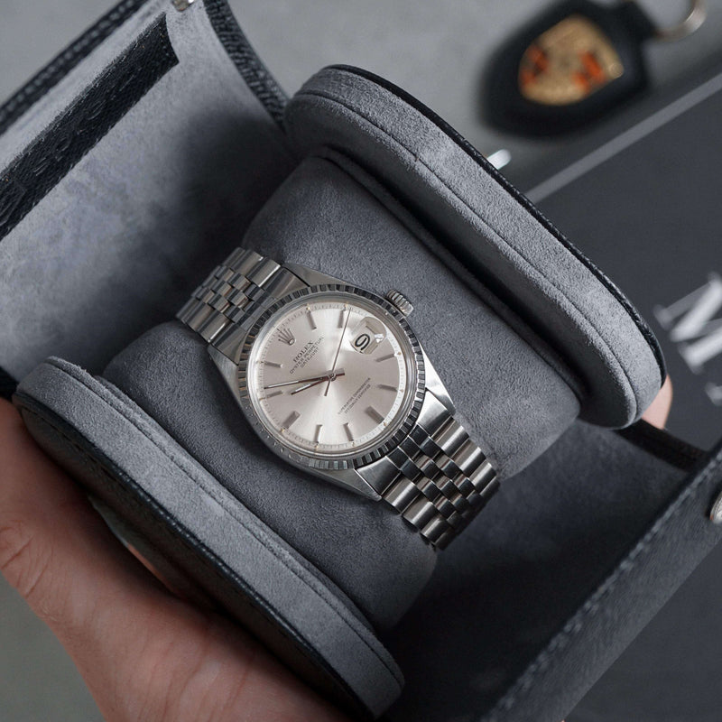 Handgefertigte Uhrenrolle aus schwarzem Saffiano-Leder mit weicher Innenfläche zum Schutz vor Kratzern Sprezzi Fashion