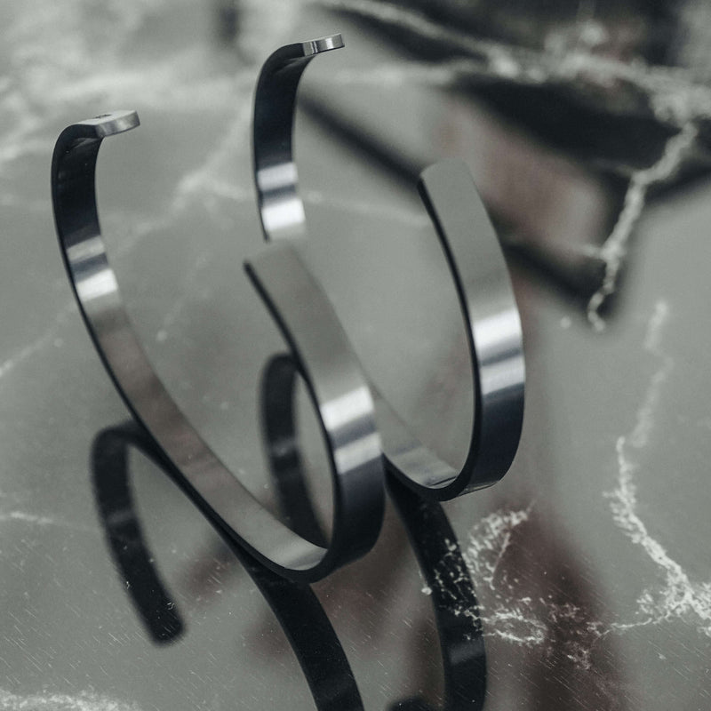 Schwarzer Armreif für Herren aus gebürstetem Edelstahl mit mattem Design hochwertig und stilvoll Sprezzi Fashion