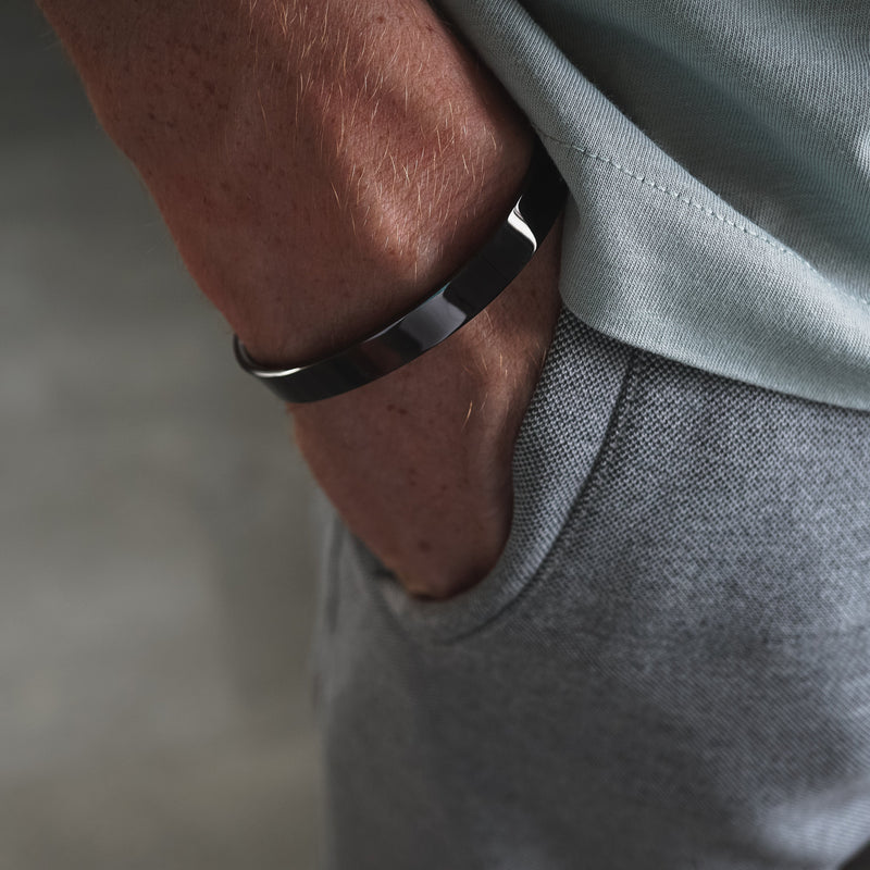 Minimalistischer schwarzer Armreif aus poliertem Edelstahl dezenter moderner Stil für Männer Sprezzi Fashion