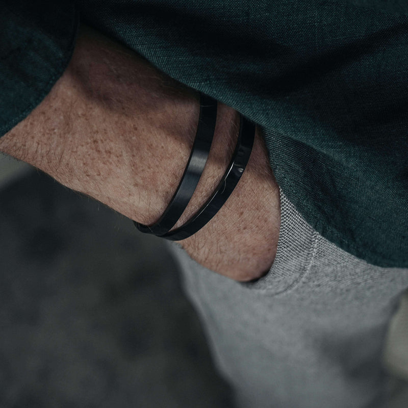 Set aus All Black Armreifen aus robustem Edelstahl im minimalistischen schwarzen Design ideal für Herren mit Stil Sprezzi Fashion