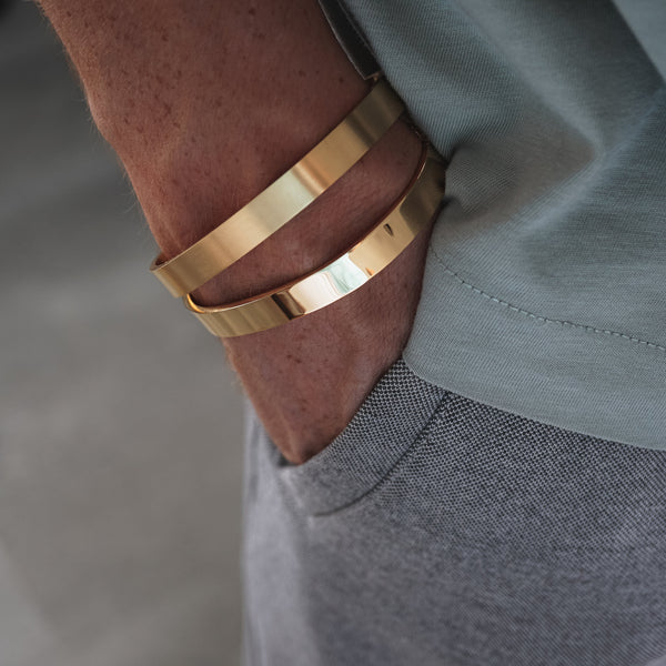 Set aus goldenen Edelstahl Armreifen fuer Herren robuster und stilvoller Schmuck Sprezzi Fashion