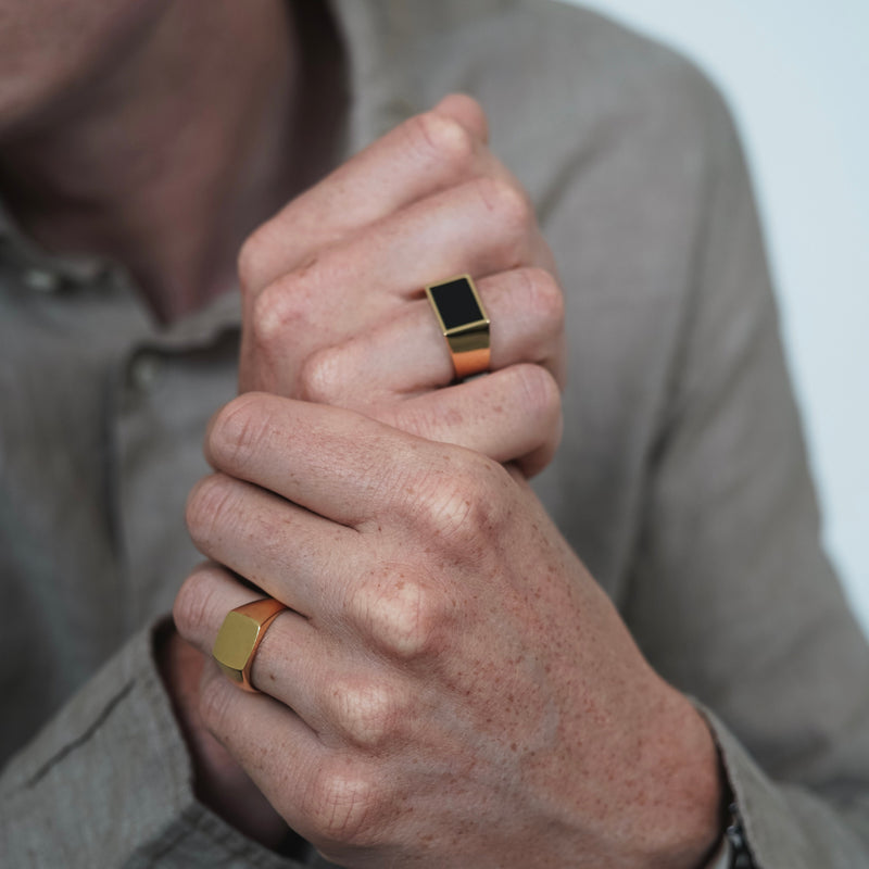 Klassischer 18K vergoldeter Siegelring mit mattem Design Sprezzi Fashion