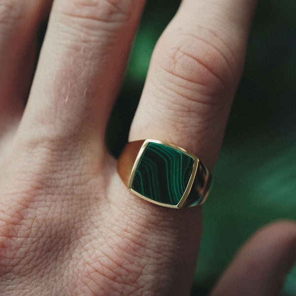 Eleganter Herrenring Gold mit grünem Edelstein Malachit exklusives Design Sprezzi Fashion