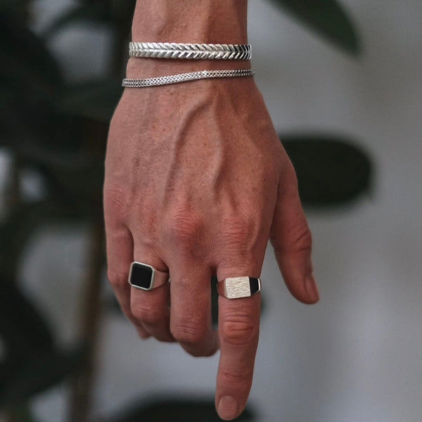 Herren Set aus silbernen Armbändern und Ringen aus 925 Sterling Silver mit minimalistischem Design und edlem Glanz Sprezzi Fashion