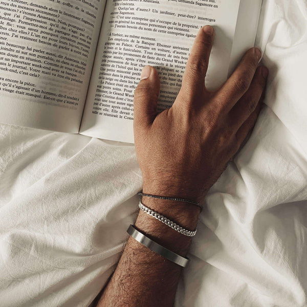 Silberner Armreif für Herren aus gebürstetem Edelstahl mit modernem Design hochwertig verarbeitet Sprezzi Fashion