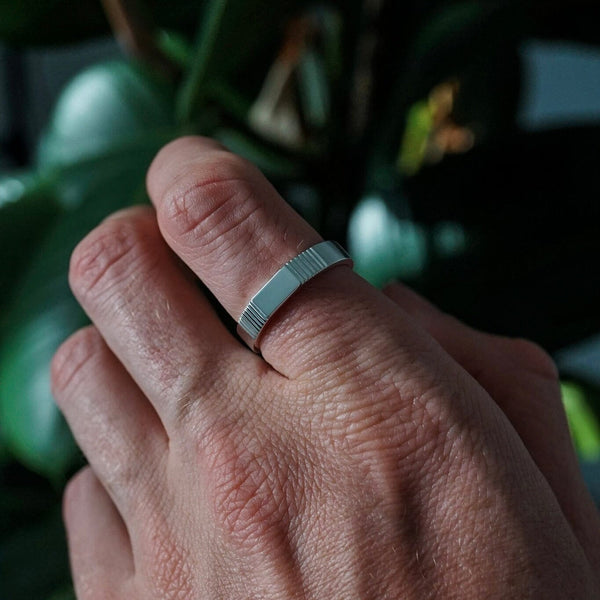 Moderner Bandring Lines aus 925 Sterling Silber mit glatter Oberflaeche und polierter Optik fuer eleganten Stil Sprezzi Fashion