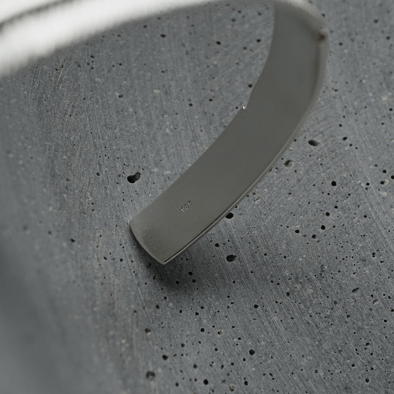 Handgemachter Feather Armreif für Männer aus massivem 925 Sterling Silver mit fein strukturierter Oberfläche Sprezzi Fashion