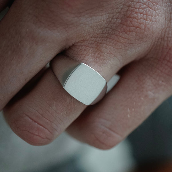 Minimalistischer handgefertigter Siegelring aus 925 Silber mit matter Oberfläche Sprezzi Fashion
