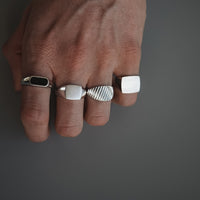 Ensemble élégant de deux bagues pour hommes en argent 925 sterling avec un design raffiné et une fabrication robuste Sprezzi Fashion