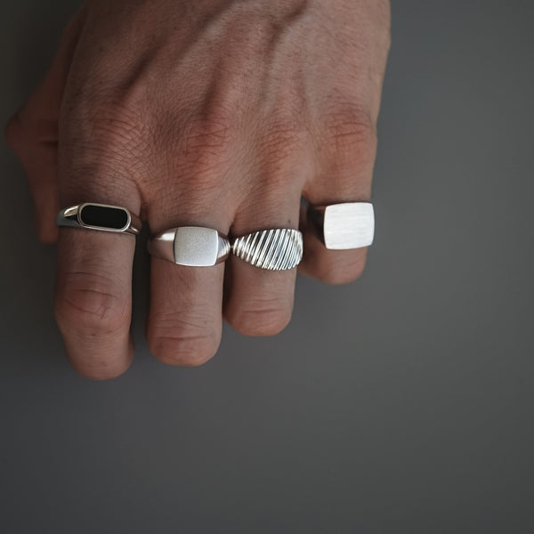 Edles Set aus zwei Herren Silberringen aus 925 Sterling Silber mit feinem Design und robuster Verarbeitung Sprezzi Fashion