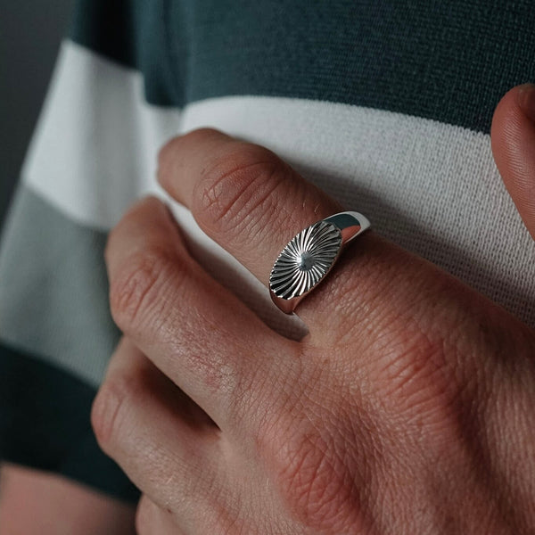 Moderner Herren Siegelring Sunray aus 925 Sterling Silber mit elegantem Design Sprezzi Fashion