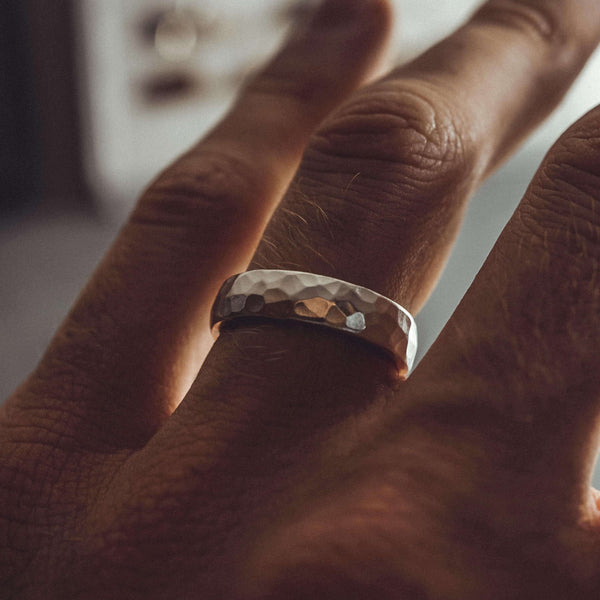 Silver Hammered Bandring aus 925 Sterling Silber robust und stilvoll mit gehämmerter Oberflaeche Sprezzi Fashion