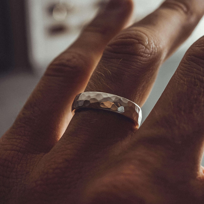 Silver Hammered Bandring aus 925 Sterling Silber robust und stilvoll mit gehämmerter Oberflaeche Sprezzi Fashion