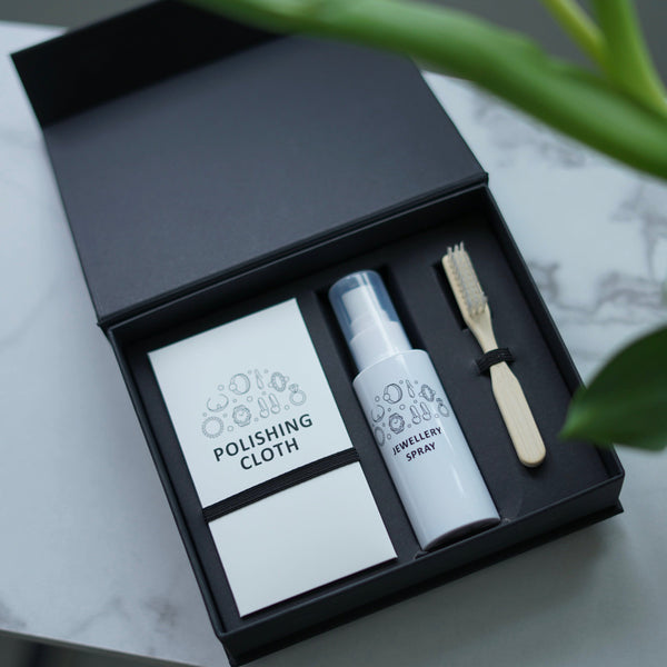 Komplettes Silberpflege Set von Sprezzi mit Spray Bürste und Tuch für effektive Schmuckreinigung Sprezzi Fashion