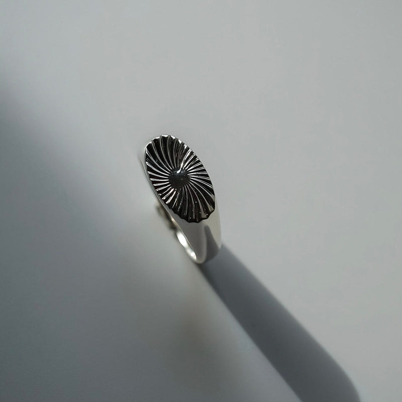 Edler Sunray Siegelring mit mattem Finish gefertigt aus 925 Sterling Silber Sprezzi Fashion