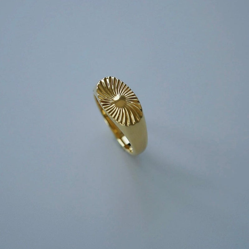 Sunray Siegelring mit glänzender 18k Vergoldung gefertigt aus hochwertigem 925 Silber Sprezzi Fashion