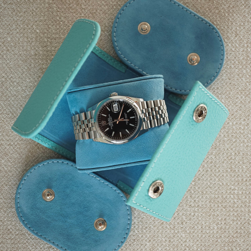 Elegantes türkis Leder Uhrenetui mit feiner Saffiano Struktur und softem Wildleder Innenfutter ideal für luxuriösen Uhrenschutz Sprezzi Fashion