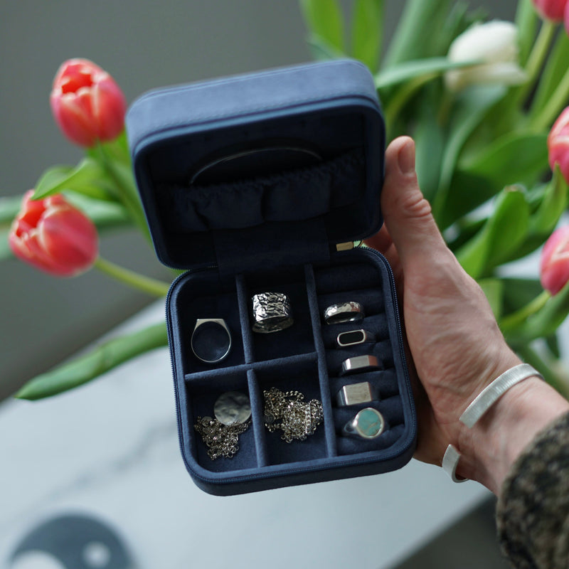 Reise-Schmuckbox aus blauem Velours mit Fächern für Schmuckstücke – kompakt und stilvoll. Sprezzi Fashion