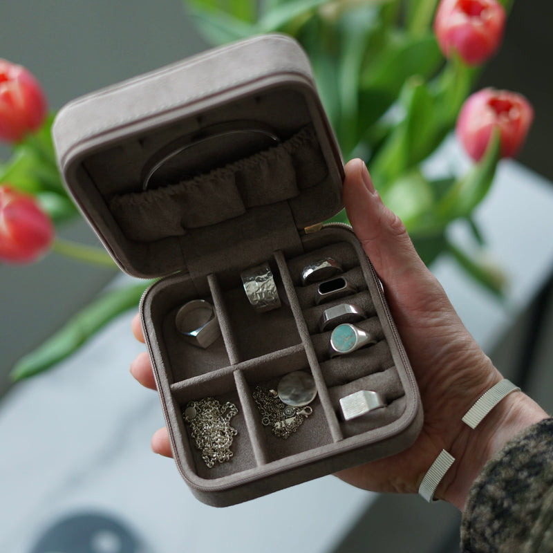 Kleine Schmuckbox aus weichem Velours in Taupe, ideal für kompakte und sichere Aufbewahrung. Sprezzi Fashion