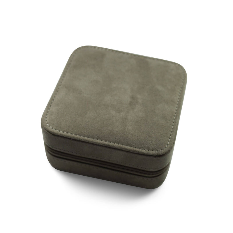 Minimalistisches Schmucketui aus Velours in Taupe, perfekt für den täglichen Gebrauch. Sprezzi Fashion