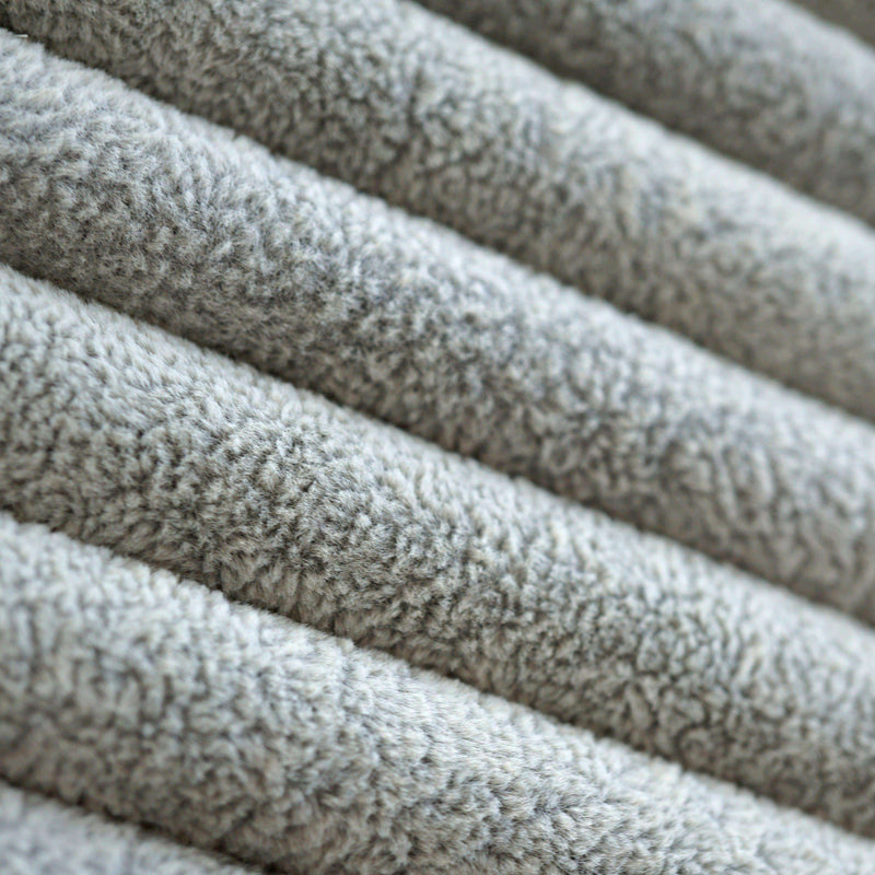 Graues Velvet Schmuckdisplay mit feinem Samtbezug ideal für stilvolle Präsentation von Ringen und Armreifen Sprezzi Fashion