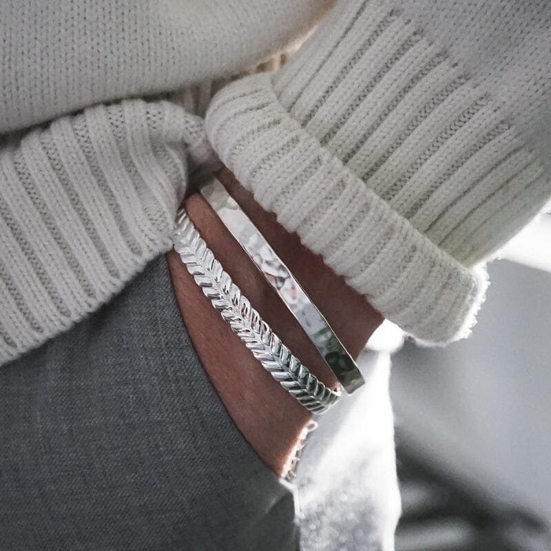 Zwei 925 Silber Armreifen Set mit Hammered und Roman Design fuer Herren aus massivem Sterling Silber Sprezzi Fashion