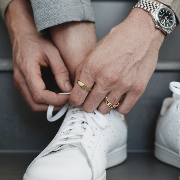 Set aus zwei minimalistischen Herrenringen aus vergoldetem 925 Sterling Silber mit glänzender Oberfläche und edlem Design perfekt als Geschenk Sprezzi Fashion