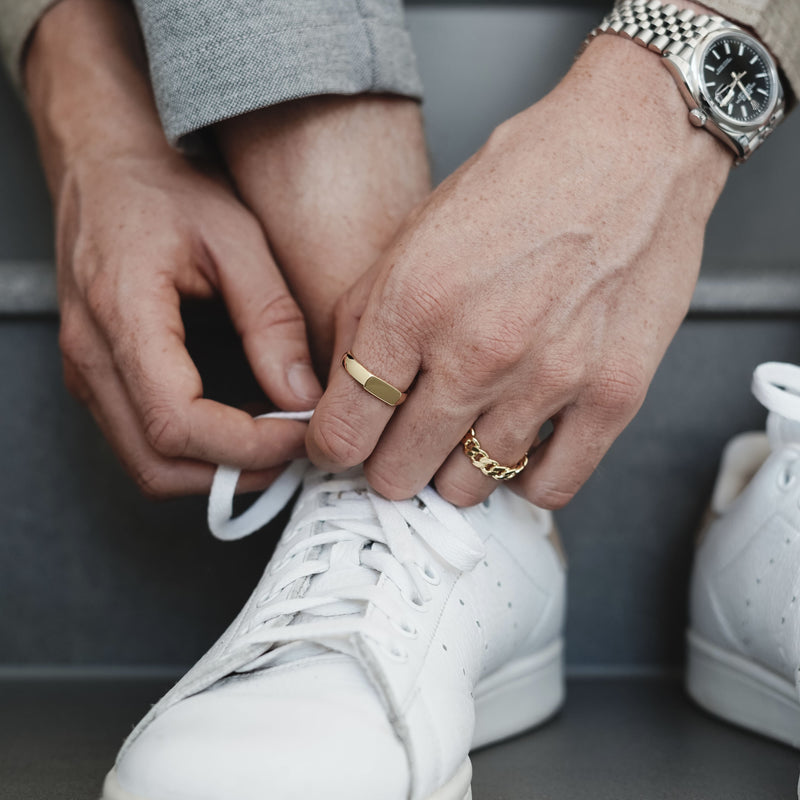 Set aus zwei minimalistischen Herrenringen aus vergoldetem 925 Sterling Silber mit glänzender Oberfläche und edlem Design perfekt als Geschenk Sprezzi Fashion